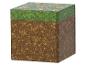 Vierkante doos met gras- en grondtextuur, met bloemen bovenaan.
