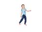 Lachend meisje in blauwe pyjama met cartoon T-shirt en broek.