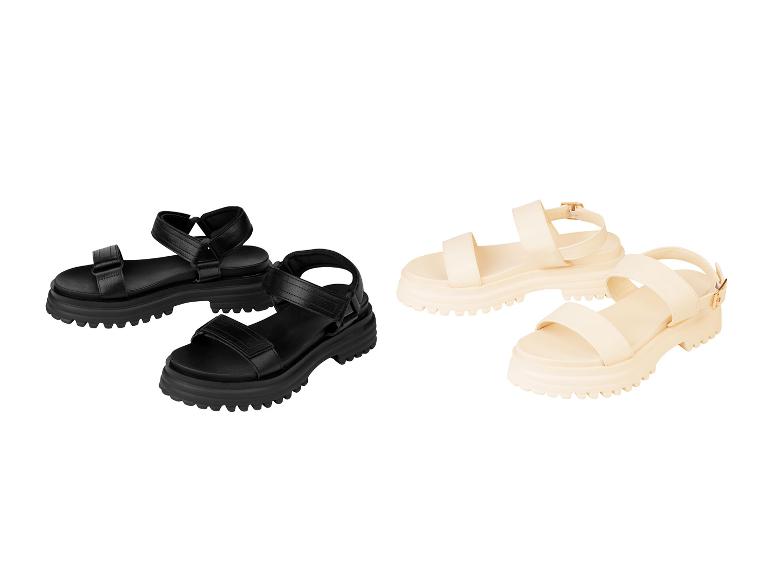 Zwarte en beige plateausandalen.