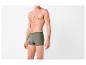 Man in olijfgroene boxershort, taille shot