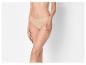 Damesondergoed: beige slip op een model