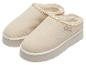 Paar beige platformslippers met imitatiebont voering en gevlochten rand.