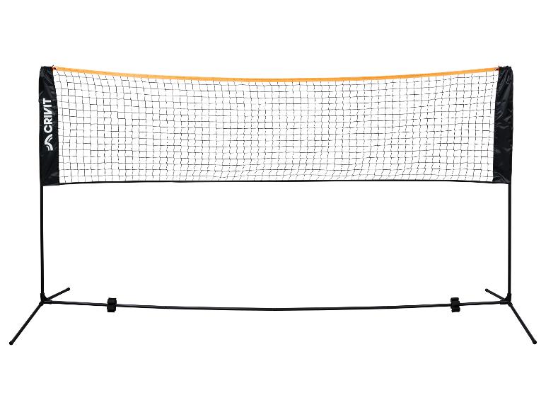 Draagbaar badminton- en volleybalnet met zwarte palen en oranje bovenband.