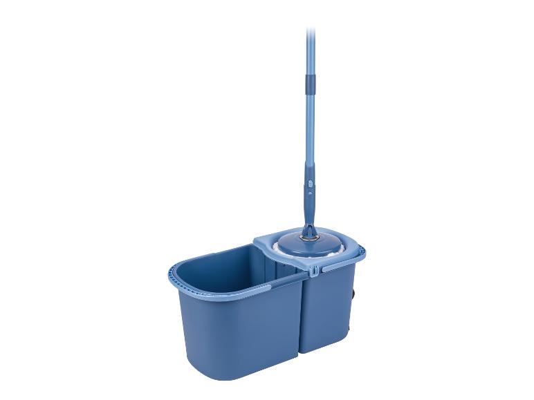 Blauwe mop en emmer met roterende wringer.