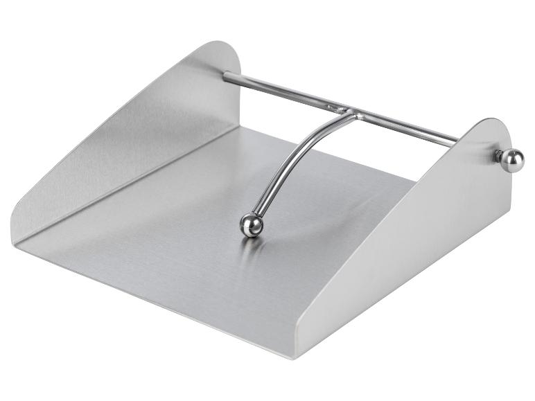 Een zilveren servet houder.