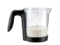 Maatbeker met melk, met maataanduidingen in ml en cups.