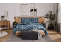 Slaapkamer met een houten bed, blauw geruit dekbedovertrek en een grijze opbergpoef.