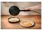 Handcrêpemaker van SilverCrest ondergedompeld in beslagkom, met kant-en-klare crêpes op een bord
