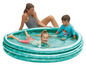 Drie kinderen spelen in een opblaasbaar zwembad met een onderwaterthema.