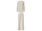 Tweedelige beige pyjamaset met lange mouwen top en wijde broek.