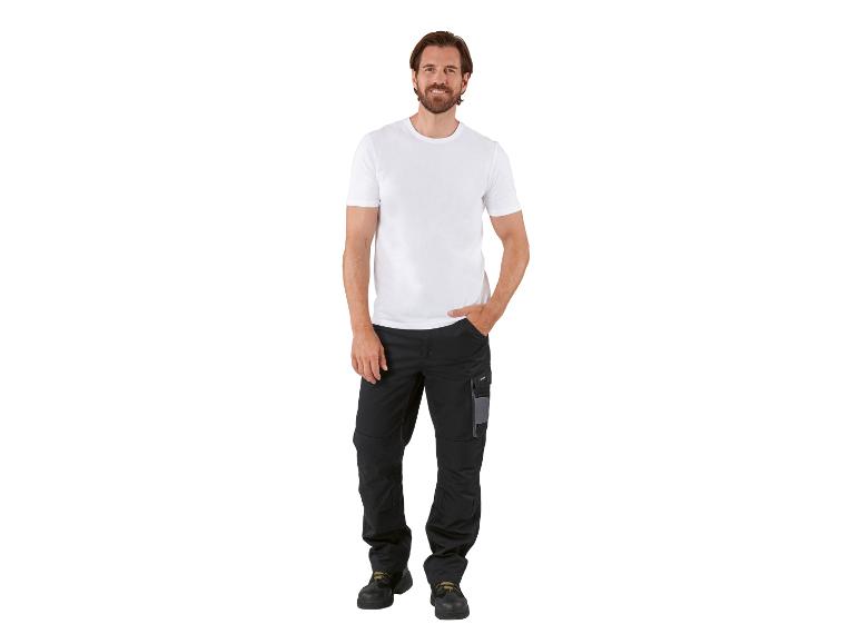 Man in wit T-shirt en zwarte werkbroek met grijze details