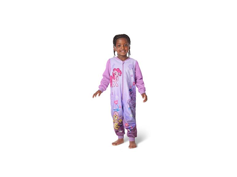 Meisje in een paarse My Little Pony onesie met roze en gele pony's.