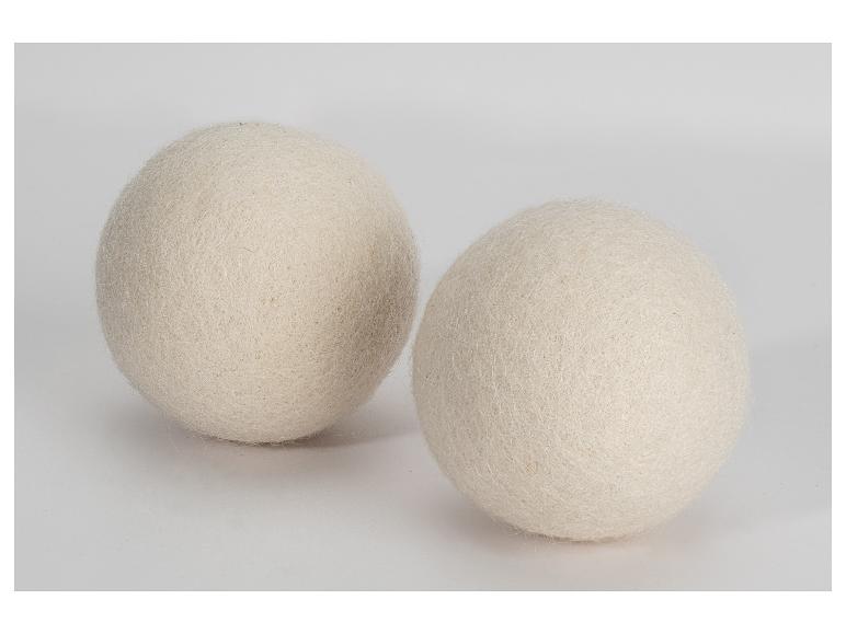 Twee witte wollen wasballen.