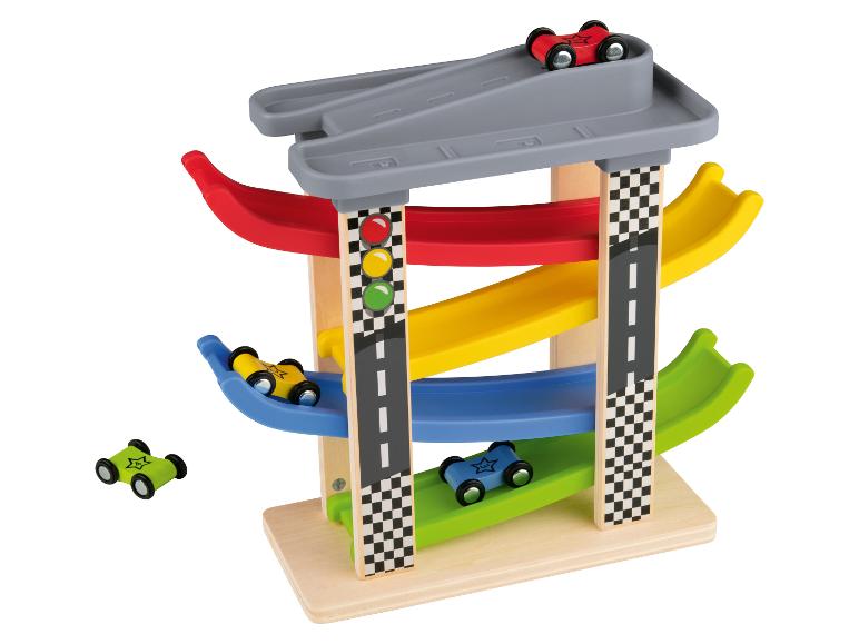 Houten racebaan met kleurrijke auto's en een verkeerslicht.