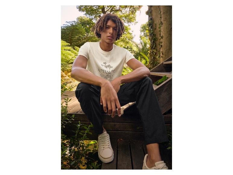 T-shirt en witte sneakers, botanische stijl.