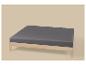 Licht houten bedframe met donkergrijs matras.