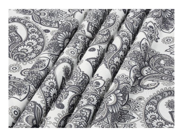 Stof met wit en grijs paisley-patroon, met zachte plooien.