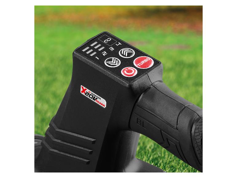 Close-up van het bedieningspaneel van een Parkside X20V Team accu-grasmaaier.
