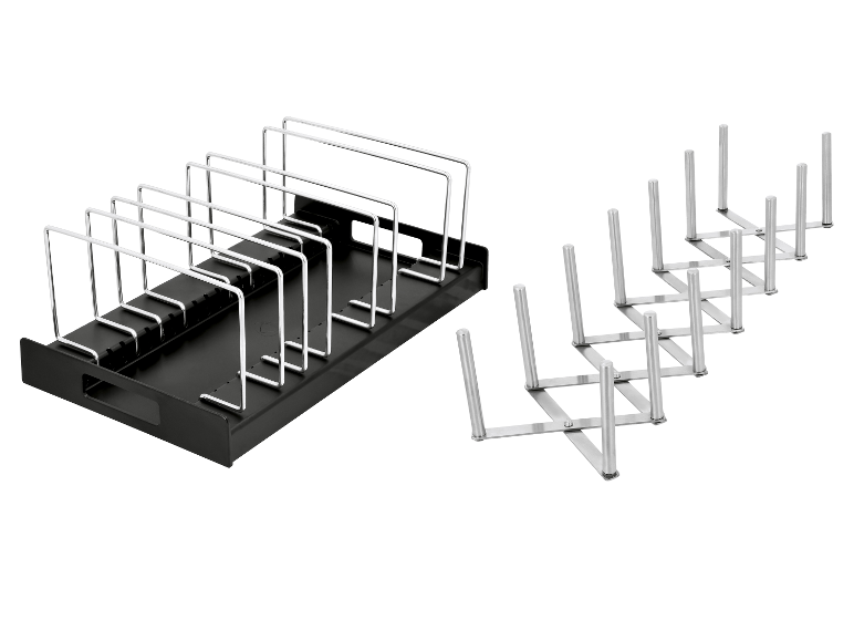 Twee metalen pan- en potdekselorganizers, één zwart met U-vormige verdelers, één zilver met rechte verdelers.