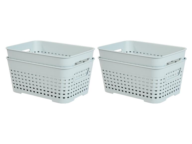 Lichtgrijze rechthoekige gevlochten plastic manden, op elkaar gestapeld.