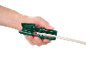 Hand houdt groene kabelstripper vast met ingevoerde witte kabel