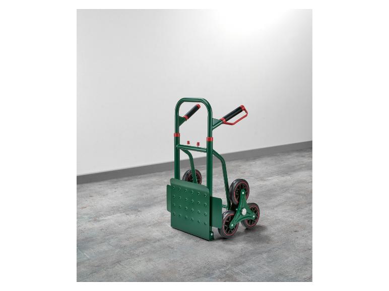 Groene trappensteekwagen met zes wielen en zwarte handvatten op een grijze vloer.