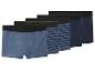 Vijf herenboxershorts in blauwtinten, sommige effen, sommige gestreept.