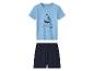 Kinderpyjama met lichtblauw T-shirt met bootprint en donkerblauwe korte broek.
