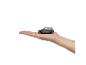 Mini speelgoedauto op een handpalm