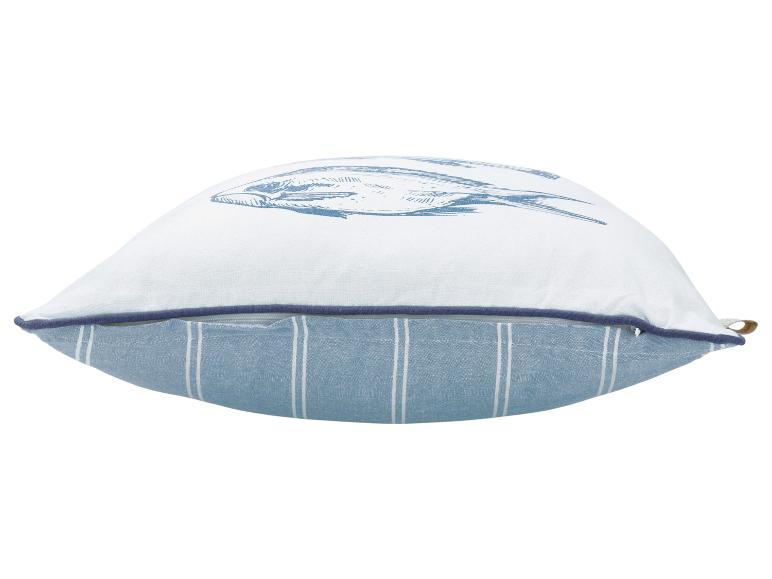 Kussen met visprint en blauw-witte strepen.