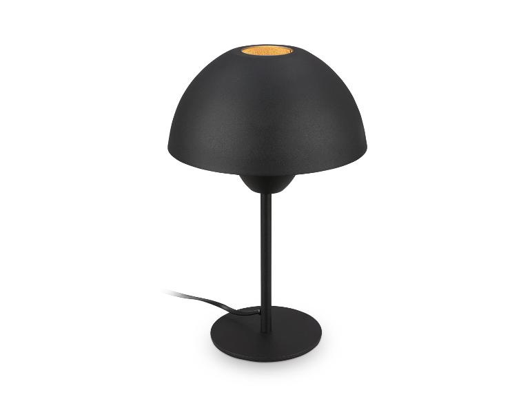 Zwarte tafellamp met koepelvormige kap en warme lichtgloed.