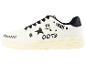 Witte sneakers met zwarte print, streetwear stijl.