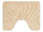 Beige badmat met een U-vormige uitsparing.