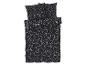 Zwarte dekbedovertrek met kussenslopen, bedrukt met witte hartjes.
