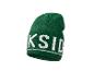 Groene gebreide beanie met witte letters.