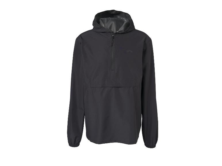 Zwarte anorak met capuchon en rits bij de hals.
