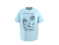 Lichtblauw T-shirt met grafische print van een surfer op een golf, palmbomen en tekst 'RIDE THE WAVES CALIFORNIA PACIFIC VIBES'.