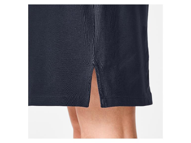 Detail van een marineblauwe rok of jurk met een zijsplit.