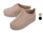 Beige suède pantoffels met dikke zool, ook verkrijgbaar in zwart.