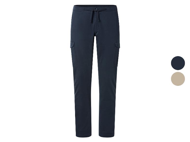 Marineblauwe joggingbroek met cargozakken en trekkoord, verkrijgbaar in donkerblauw en beige.