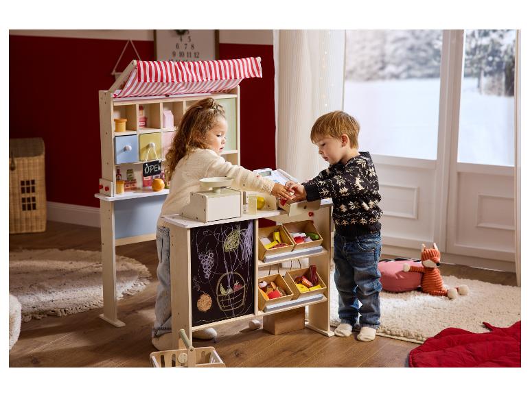 Twee kinderen spelen met een houten speelgoedmarktkraam en kassa.