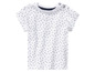 Wit T-shirt met blauwe hartjesprint voor baby's.