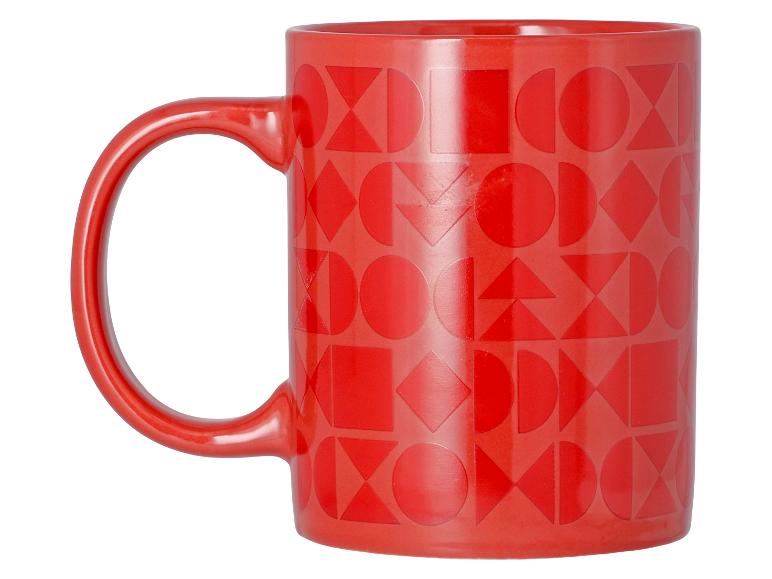 Rode mok met een geometrisch patroon van cirkels, vierkanten en driehoeken.