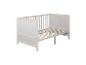 Lichtgrijs houten babybedje met latten en massieve zijpanelen