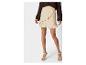 Beige geruite rok met ruffles en bruin vest: stijlvolle, vrouwelijke look.