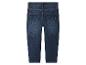 Donkerblauwe kinderjeans, achterkant, met twee zakken en gele stiksels.