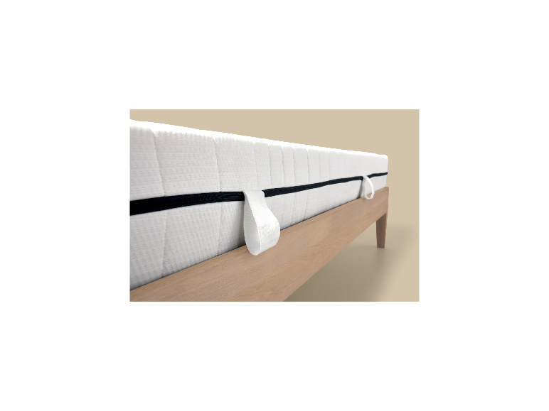 LIVARNO HOME pocketveringmatras op een houten bedframe