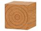 Een houten kubus met zichtbare jaarringen aan één zijde en houtnerf aan de andere zijden.