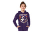 Een vrouw draagt een paarse hoodie met Evil Queen-print