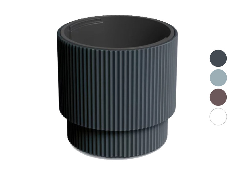 Een donkergrijze, geribbelde plantenpot met verschillende kleurvarianten.